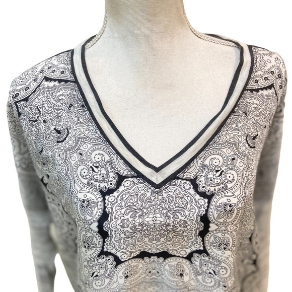 Cabi black & white mixed print v neck silk/viscose top high low hem 3/4 sleeve - Picture 7 of 13